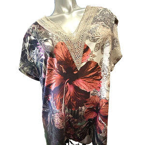 Woman’s Ivory White Black And Pink Red Floral Short Sleeve Top in Size 2X 22 24